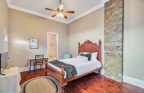 Mid-City House | Mardi Gras Haven: Cozy NOLA Vibe