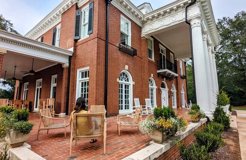 LaGrange Apartment | Margot Suite - Truitt Vanderbilt Club - King room with bath and bistro