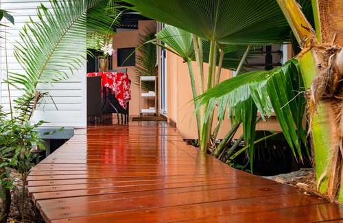 Horseshoe Bay House | Marguerites on Magnetic Polynesian Cabana