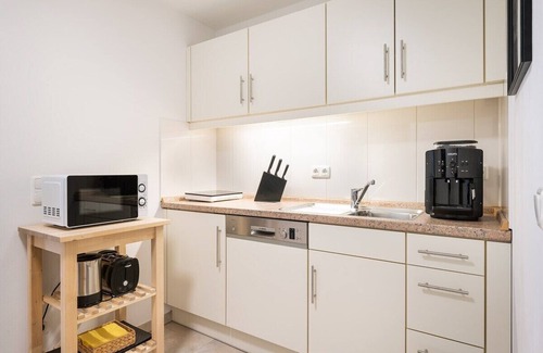 Deutsches Museum Apartment | MARIENPLATZ Apartment 2 bedrooms living room kitchen