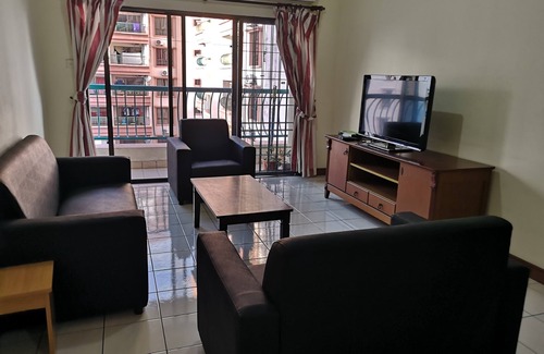 Downtown Kota Kinabalu Apartment | Marina Court 3bedroom Apartment Sleep 6pax Pool View with kitchen and balcony