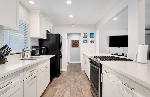 Portlock House | Marina front, private pool AND A/C! Available for Spring Break!