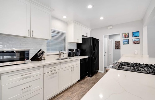 Portlock House | Marina front, private pool AND A/C! Available for Spring Break!