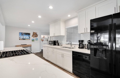 Portlock House | Marina front, private pool AND A/C! Available for Spring Break!