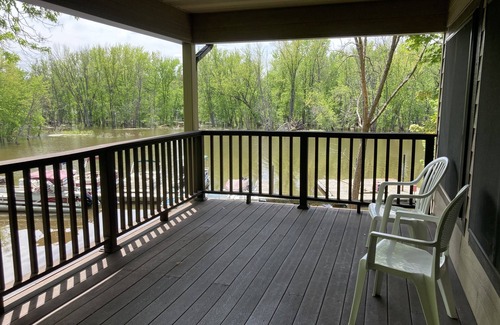 La Crosse Apartment | Marina getaway located on the back sloughs of the mighty Mississippi.