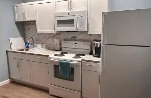 Portsmouth Apartment | Marina on the Sakonett