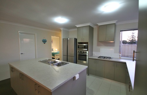 Geographe House | Marina Sands- WIFI, KAYAKS, BBQ Weber