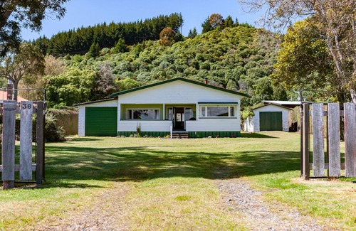 Motuoapa House | Marina Views - Motuoapa Bach
