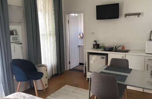 South Fremantle Apartment | Marine Beach Studio with sea views - Summer sale $145 a night! (SAVE 15%)