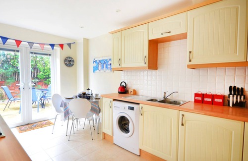 Weymouth Cottage | MARINER'S REST, pet friendly, with a garden in Weymouth