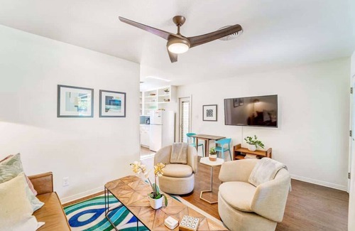 Greater South River City House | Mariposa B | Bright Stay + Sleeps 5 & Patio