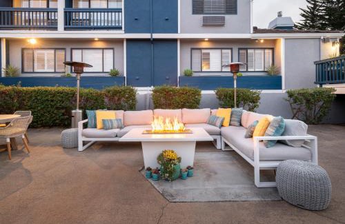 Munras Avenue Hotel | Mariposa Inn and Suites