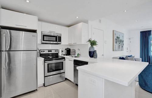 West Avenue Apartment | Maritime Suite 2BD/2BA South Beach Villa Monaco