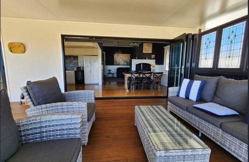 Stanthorpe Cottage | Marlay View Cottage. Luxurious, modern, spacious.