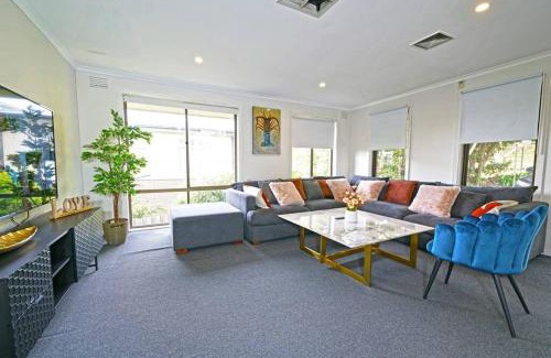 Ringwood House | Maroondah 3BR Brick Entire Home Free Wi-Fi Parking