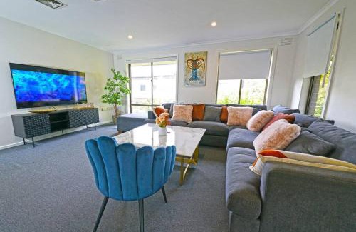 Ringwood House | Maroondah 3BR Brick Entire Home Free Wi-Fi Parking