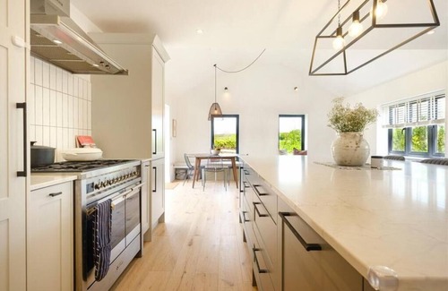 Axford House | Marvellous Marlborough Views with Hot Tub - Great walks, food and shopping