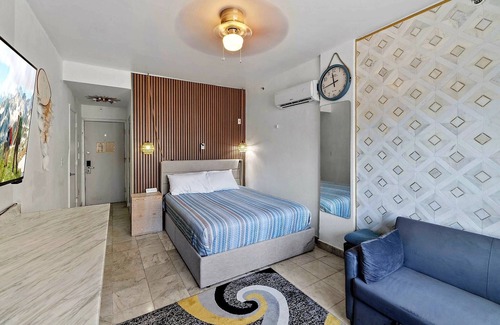 Flamingo/Lummus Hotel | Marvelous hotel with AC in vibrant Miami Beach 2 minutes walking to Beach fumes