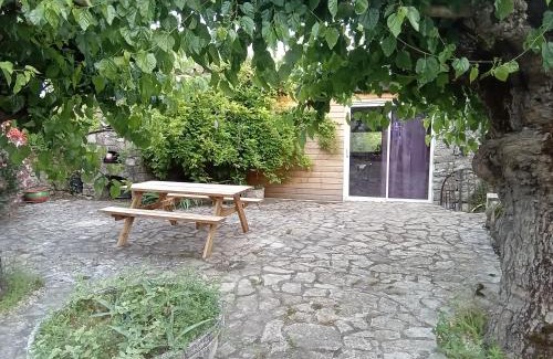 Saint-Andre-de-Cruzieres Apartment | Mas de la berlusiere chambres d hotes en ardeche du sud