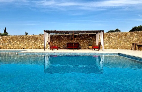 Cistella House | Mas du XVII eme siècle, 1000m2, parking, wifi, swimming pool, outdoor jacuzzi, 18 pax