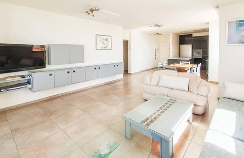 Bat Yam Apartment | Masaryk Musk in Bat Yam