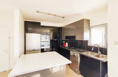 Bat Yam Apartment | Masaryk Musk - Three Bedroom Apartment, Sleeps 6
