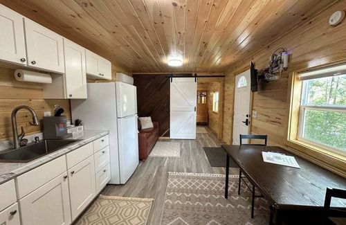 Woodbine Cabin | Mason Hollow Hideaway Cozy cabin with WiFi and AC in peaceful Whitley County KY