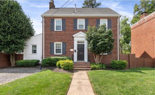 Potomac West House | Massive 5BR Historic CozySuites House