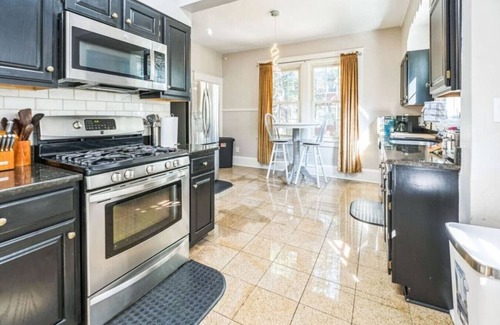 Norfolk House | Massive 6 bedroom home in a great neighborhood!