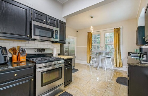 Norfolk House | Massive 6 bedroom home in a great neighborhood!