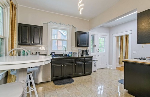 Norfolk House | Massive 6 bedroom home in a great neighborhood!