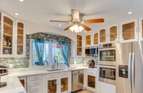 Harrisburg House | Massive 6 bedroom with Hot Tub!