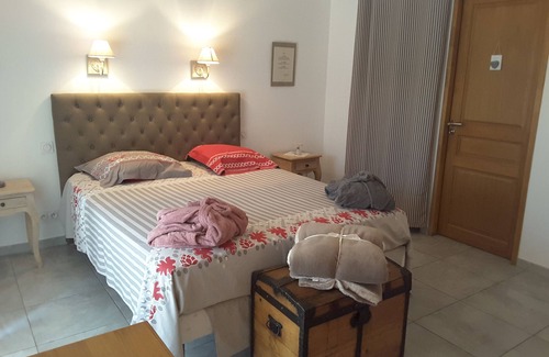 Saint-Maximin House | Master bedroom - swimming pool - quiet - 4km from Uzès B & B