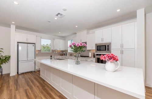 Airport Area House | Master Bedroom with King Bed Central Location