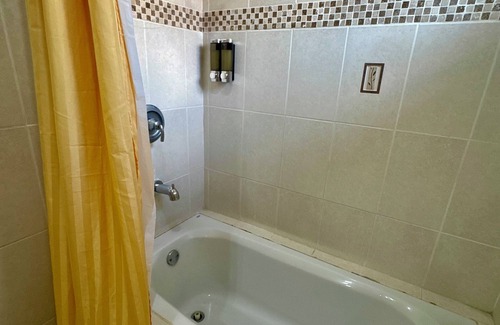 Sector 1 Nor-Oeste Condo | Master Suite Gold #1