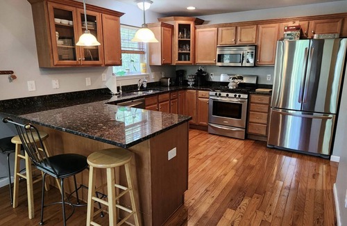 Lackawaxen Ski Chalet | Masthope Spacious 5 Bdrm chalet on cul de sac, wood burning Pizza Oven and Bar