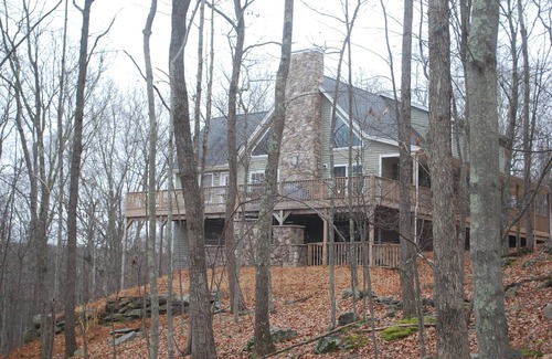 Lackawaxen Ski Chalet | Masthope Spacious 5 Bdrm chalet on cul de sac, wood burning Pizza Oven and Bar