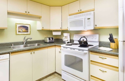 Kihei Condo | Maui Banyan- 1BR Garden View - Full Kitchen/Beach across the street/Free Parking
