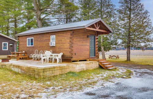 Mauston Apartment | Mauston Studio Cabin ~ 15 Mi to Wisconsin Dells!