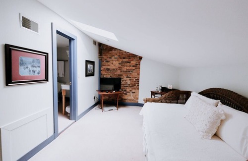 Orange Bed & Breakfast | Mayhurst Inn