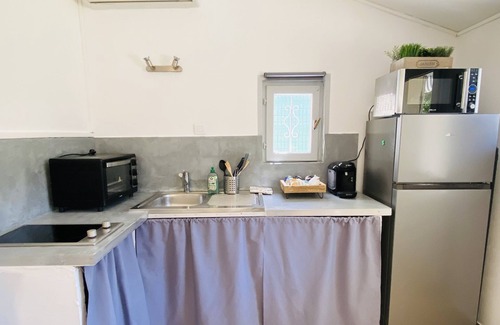 Boulbon Cottage | Mazet "A deux pas de la Montagnette", 4 persons with private garden