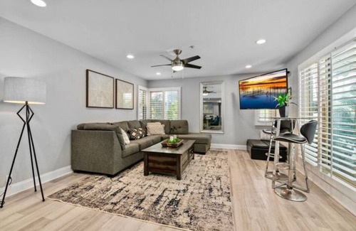 South Mission Beach House | MB 3BR Contemporary sleeps 14 Guests by Sand AC+Garage