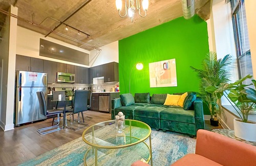 Near South Side Apartment | McCormick Place 2b/2b family unit with optional parking for up to 8 guests