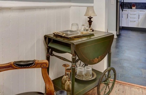 Historic District - North Apartment | McDonough Place - Historic | Quiet | Chic