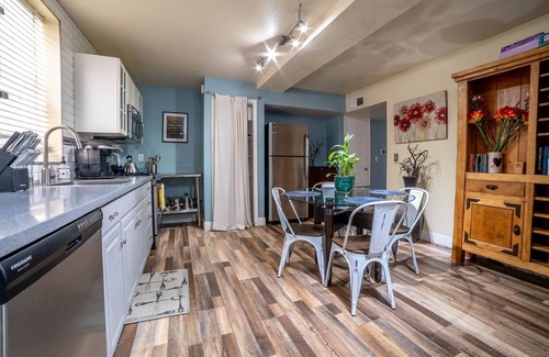 Central Sacramento Apartment | McKinley Spacious Midtown Apartment In A Historic Bungalow *Virtual Tour