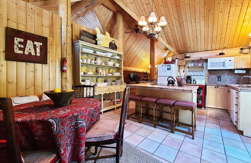 McKinney Estates Cabin | McKinney Creek Cabin - Total of 5 bedrooms, 3 baths - Walk to Chambers