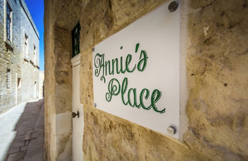 Mdina Old City House | Mdina Annie’s Place Sweet 300Y.O. Townhouse with Norman Arch Inside Walls