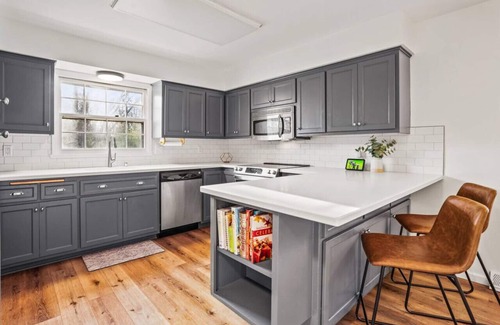 Colgate House | Meadow Hill: Central 3/3 | 2 Fenced Acres |Pool | Walk to Beach