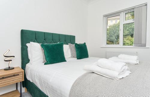 Ventnor Apartment | Meadow View - A Beautiful 3 Bed Apt With Stunning Countryside Views & Parking - Close To Ventnor, Shanklin & Sandown - 5 mins To Beach - Ideal For Friends, Families, & Business Stays - Dog Friendly