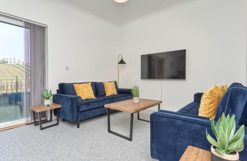 Ventnor Apartment | Meadow View - A Beautiful 3 Bed Apt With Stunning Countryside Views & Parking - Close To Ventnor, Shanklin & Sandown - 5 mins To Beach - Ideal For Friends, Families, & Business Stays - Dog Friendly